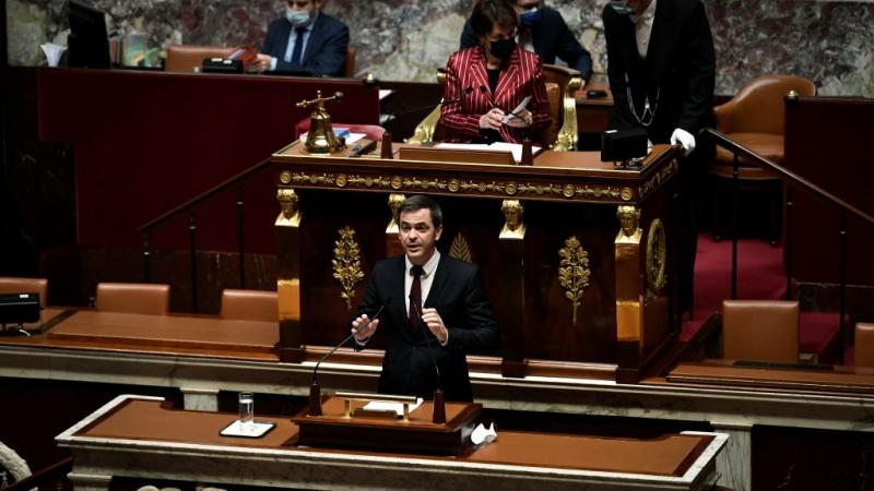عقد مجلس النواب الفرنسي جلسة لمناقشة مشروع قانون يلزم المواطنين بإظهار بطاقة تلقيح (غيتي)