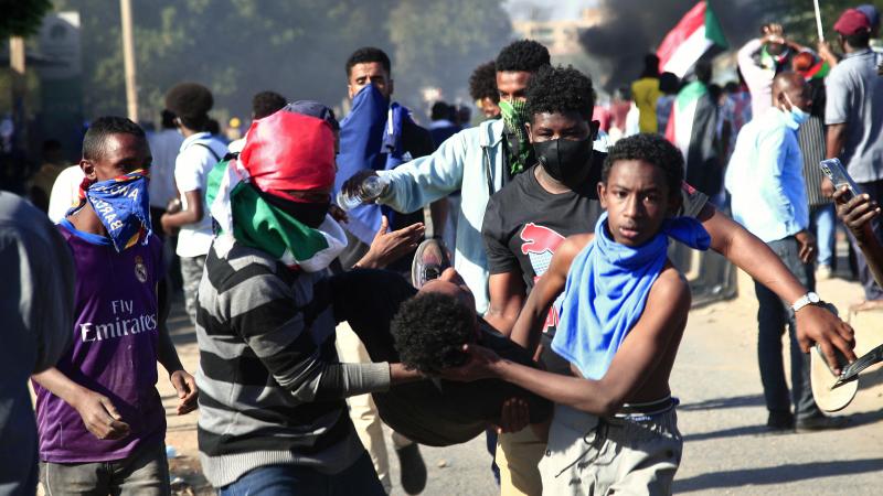 من تظاهرات السودان بالعاصمة ضد انقلاب الجيش (غيتي)