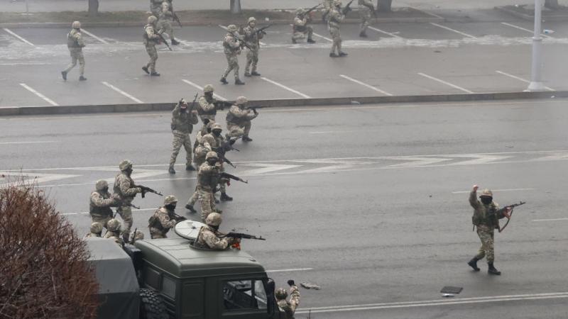لقي 8 من عناصر القوى الأمنية حتفهم في كازاخستان بعد تظاهرات هزت البلاد (غيتي)