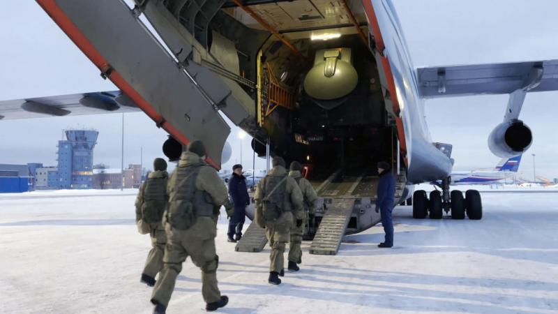 قوات روسية في طريقها إلى كازاخستان للانضمام إلى قوة حفظ السلام (غيتي)