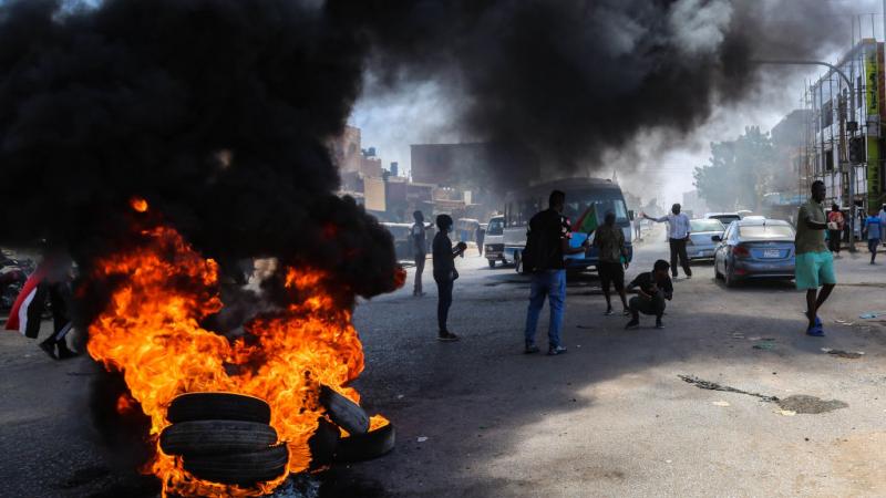 تتكرر الاحتجاجات في السودان منذ 25 أكتوبر الماضي ردًا على إجراءات استثنائية اتخذها الجيش السوداني (غيتي)