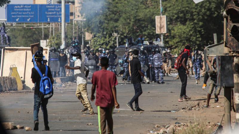 قُتل ثلاثة متظاهرين بالرصاص الخميس مع تجدد الاحتجاجات في العاصمة السودانية وولايات أخرى ضد السلطة العسكرية (غيتي)