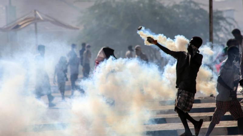 وثقت الكاميرا إطلاق الشرطة السودانية قنبلة غاز باتجاه طاقم "العربي" خلال تغطيته للمواجهات (غيتي)