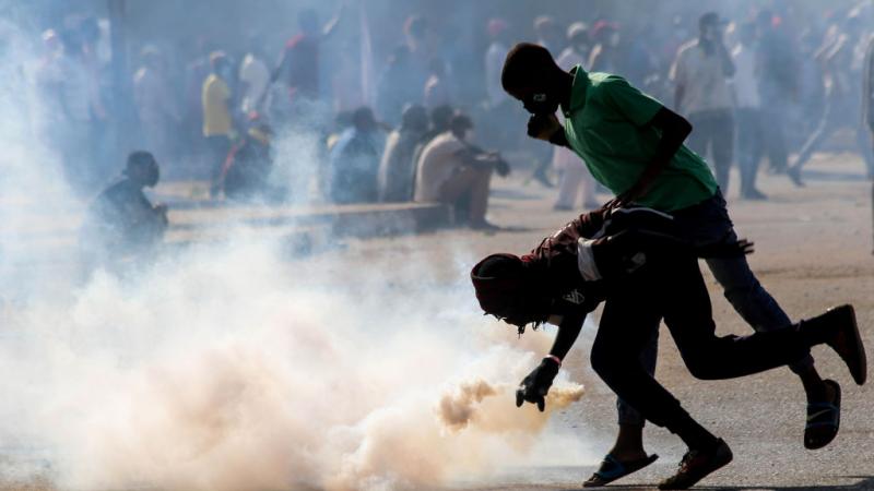 يشهد السودان احتجاجات ردًا على إجراءات استثنائية أبرزها فرض حالة الطوارئ 