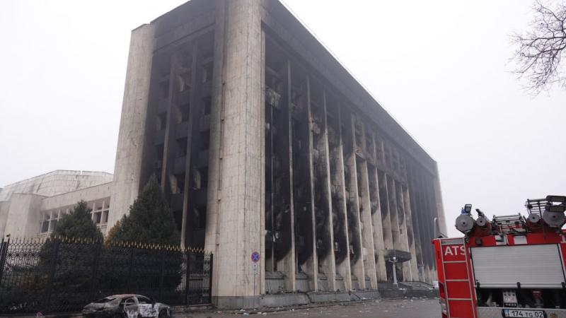 بدت واجهة مبنى البلدية التي أضرمت فيها النيران مع المقر الرئاسي سوداء ولا يزال الدخان يتصاعد من النوافذ