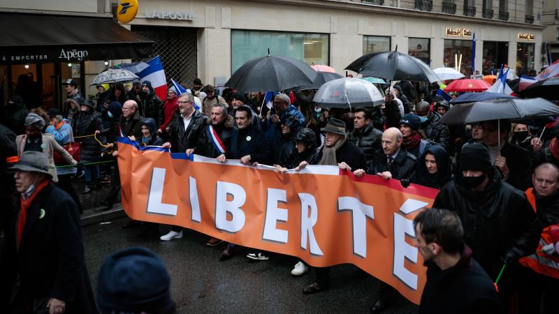 محتجون مناهضون للقاحات في مدن مختلفة في أنحاء فرنسا (غيتي)