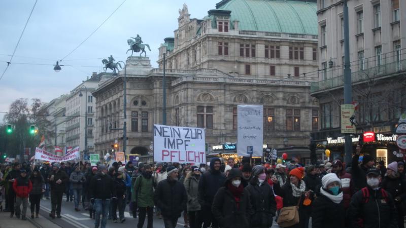 مسيرة للاحتجاج على خطط الحكومة النمساوية لتقديم لقاحات مضادة لكوفيد-19 إلزامية للجميع الشهر المقبل (غيتي)