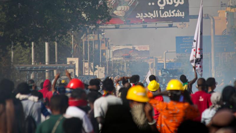 تؤكد تنسيقيات لجان المقاومة في السودان استمرار النضال "حتى نحقق ما مات لأجله الشهداء جميعًا" (غيتي)
