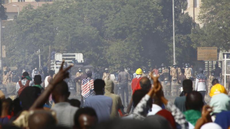 دعت السفارة الأميركية في الخرطوم رعاياها إلى توخي الحذر وتجنب الحشود والتجمعات