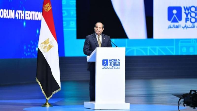 الرئيس المصري عبد الفتاح السيسي خلال جلسة نقاشية بمنتدى شباب العالم بشرم الشيخ (غيتي)