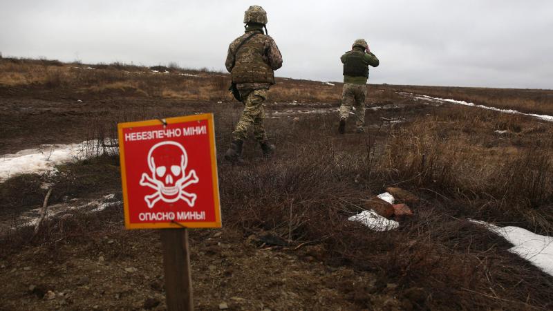 جنود أوكرانيون على خط المواجهة مع الانفصاليين المدعومين من روسيا (غيتي)