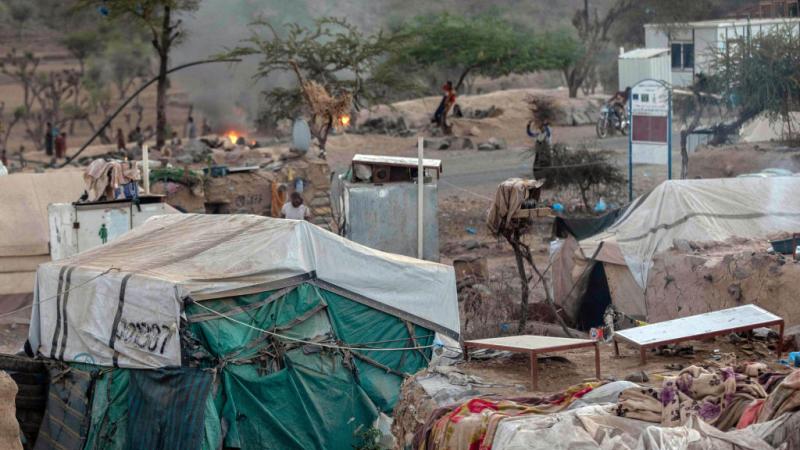 ملايين النازحين اليمنيين معرضون لخطر المجاعة بسبب تدهور الوضع الإنساني وتوقف المساعدات الأممية (غيتي)