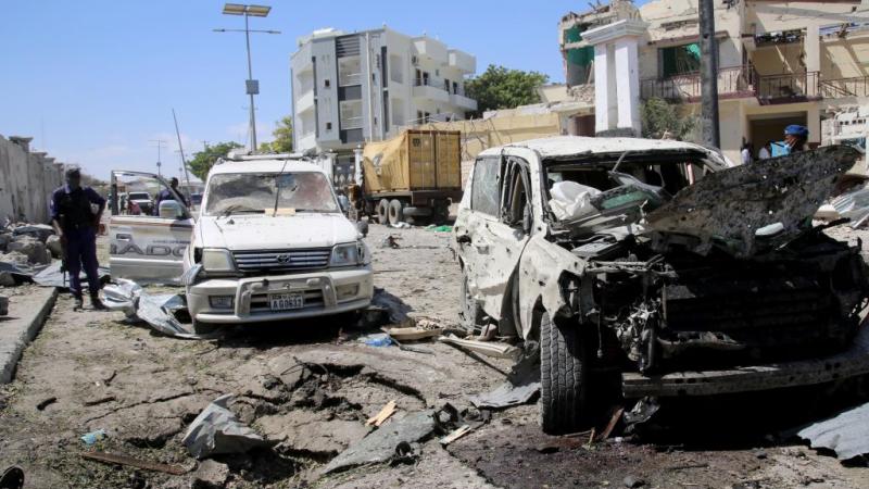 لقي خمسة عسكريين وثلاثة مدنيين مصرعهم في هجوم نفذه انتحاري يقود سيارة مفخخة في العاصمة مقديشو (غيتي)