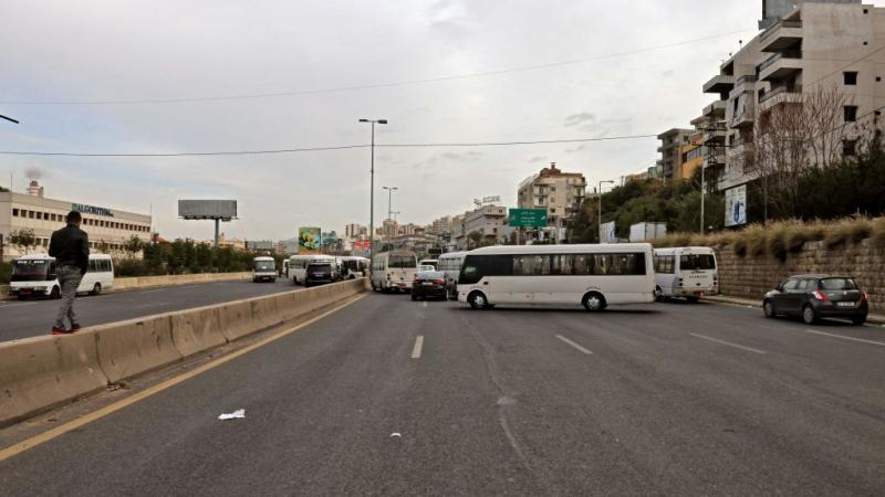 قطع محتجون الطرق في عدد من المناطق اللبنانية (غيتي)