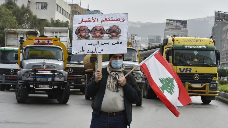 من تجمع أصحاب المركبات التجارية في بيروت لإغلاق الطرق للاحتجاج على الأزمة الاقتصادية (غيتي)