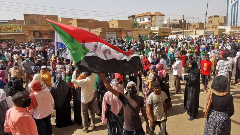 شهدت العاصمة السودانية وعدة مدن أخرى اليوم تظاهرات للمطالبة بالحكم المدني الكامل في البلاد (غيتي)
