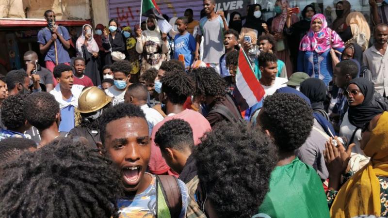 منذ الانقلاب، ينزل السودانيون الى الشوارع بانتظام للمطالبة بتنحي العسكريين عن السلطة (غيتي)