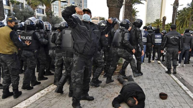 ندّدت أحزاب تونسية ونشطاء بما وصفوه "عنف" القوات الأمنية تجاه المتظاهرين ضد الرئيس قيس سعيّد (غيتي)