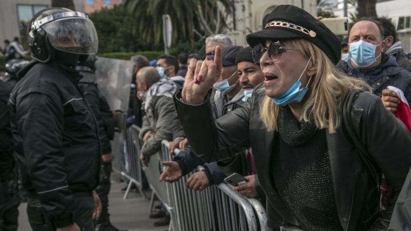 يجد التونسيون أنفسهم أمام حشود أمنية وحواجز على الطرقات تمنعهم من الاحتفال والتظاهر في الشارع