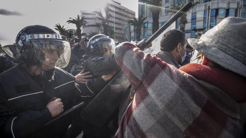 أدانت منظمات تونسية عدة العنف الممارس على المحتجين في تظاهرات الجمعة (غيتي) 