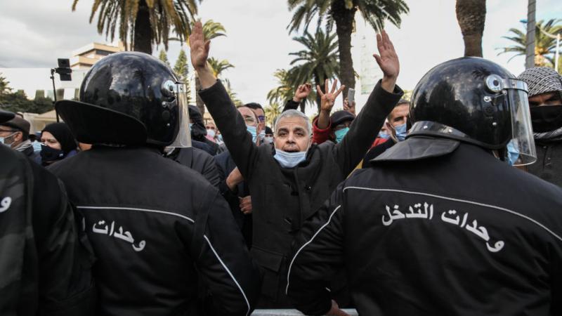 منعت قوات الأمن المتظاهرين من الوصول إلى شارع "الحبيبة بورقيبة" (غيتي)