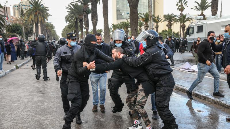ترفض غالبية القوى السياسية والمدنية في تونس إجراءات سعيّد الاستثنائية (غيتي)