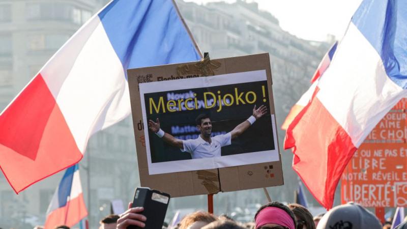 صورة ديوكوفتيش في شوارع باريس خلال تظاهرة معارضة للقاح (غيتي)