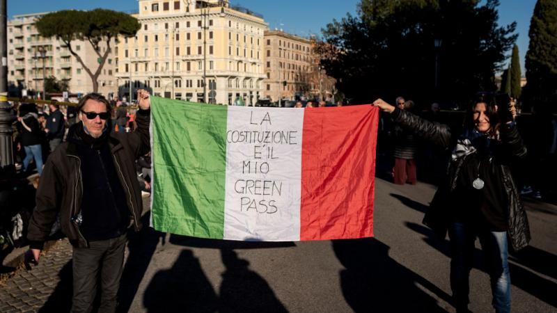 تستمر خروج المسيرات الاحتجاجية ضد قرار إلزامية التلقيح في مدن إيطالية عديدة (غيتي)