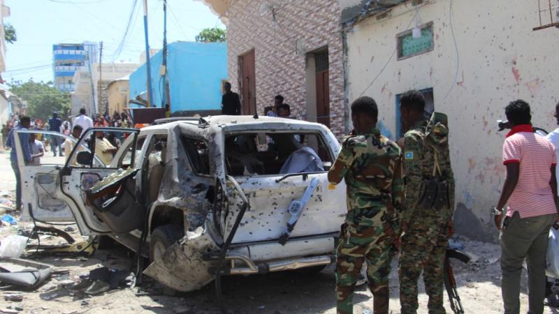 لقطة للسيارة التي كان يستقلها المتحدث باسم الحكومة الصومالية بعد التفجير (غيتي)