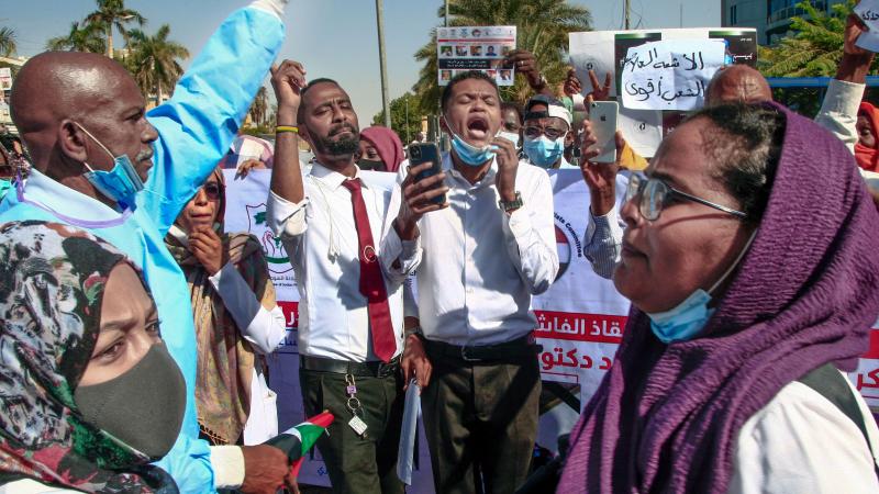 تظاهر عشرات الأطباء السودانيين في الخرطوم (غيتي)