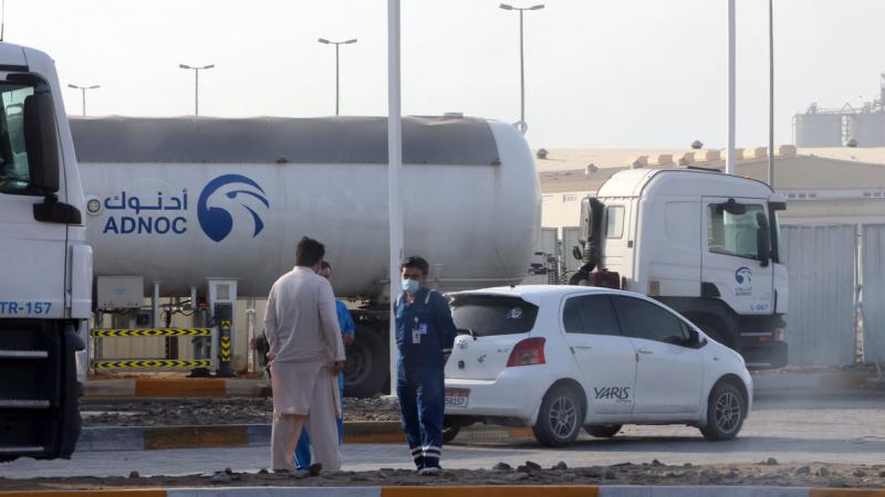 قتل ثلاثة أشخاص وأصيب ستة آخرون في انفجار ثلاثة صهاريج نقل محروقات في أبو ظبي (غيتي)
