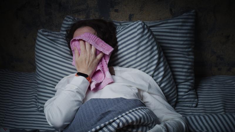 يُنصح عند التعرّق الشديد أثناء النوم باستبدال البطانيات الثقيلة بملاءات تسمح بمرور الهواء