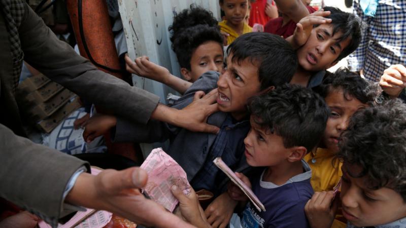 يُعاني اليمنيون من الجوع لأنهم لا يملكون المال لشرائه 
