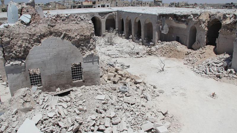 تمّت سرقة آلاف القطع الأثرية النادرة من كل المحافظات السورية، خصوصًا بعد سيطرة تنظيم الدولة عام 2014