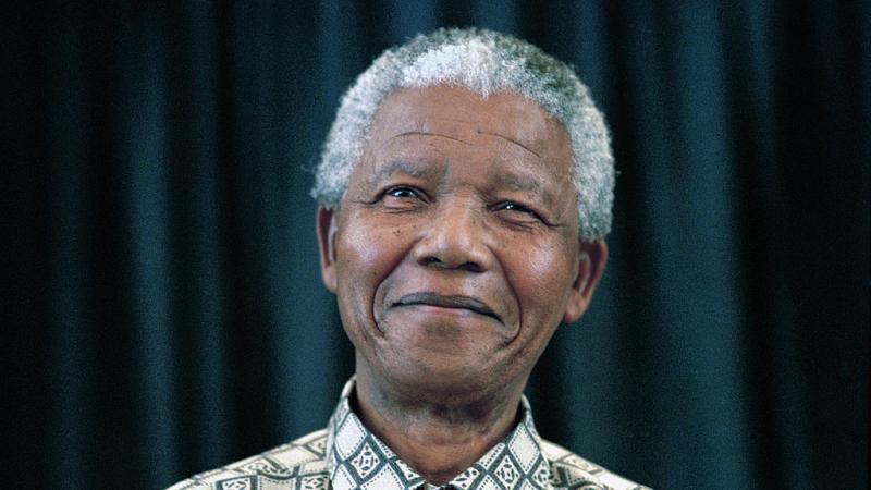 انتخب نيلسون مانديلا أول رئيس أسود لجنوب إفريقيا عام 1994 ولا يزال رمزًا عالميًا (غيتي)