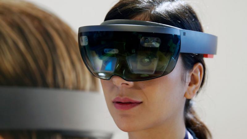تطوّرت "هولو لنز" لتُصبح واحدة من أكثر النظارات الافتراضية تقدّمًا في العالم 