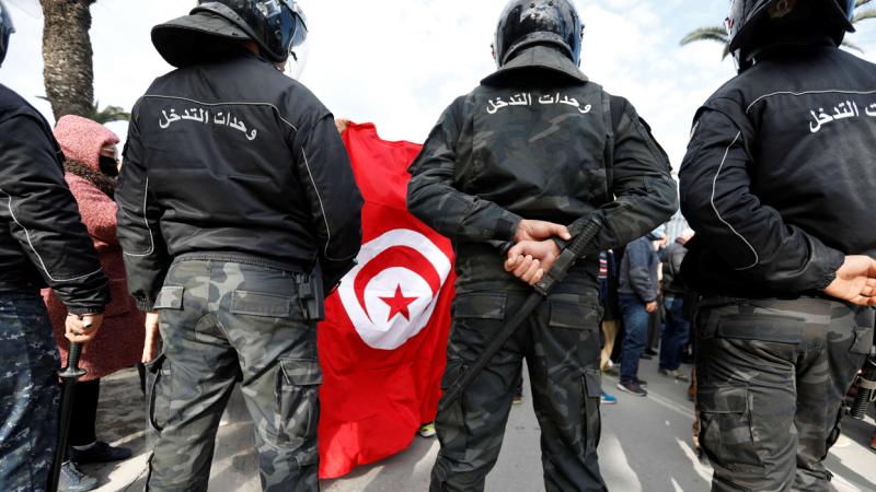 تنديد واسع باعتداءات الأمن على المتظاهرين يوم الاحتفاء بذكرى الثورة التونسية (رويترز)