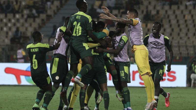 ابتهاج عناصر المنتخب السنغالي بصعودهم إلى نهائي البطولة للمرة الثانية على التوالي (تويتر)