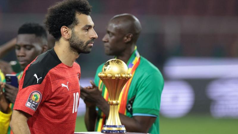 قائد المنتخب المصري النجم محمد صلاح بعد الخسارة أمام السنغال بركلات الترجيح (غيتي)