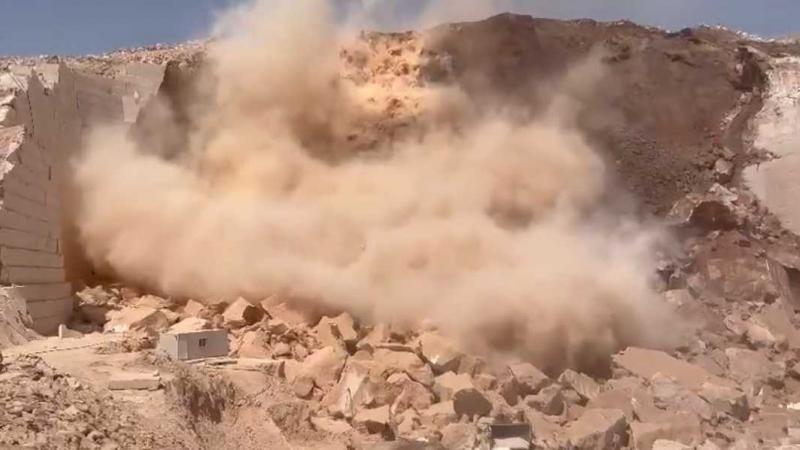 وقع الانهيار الصخري في موقع للكسارات بولاية عبري بسلطنة عُمان - تويتر