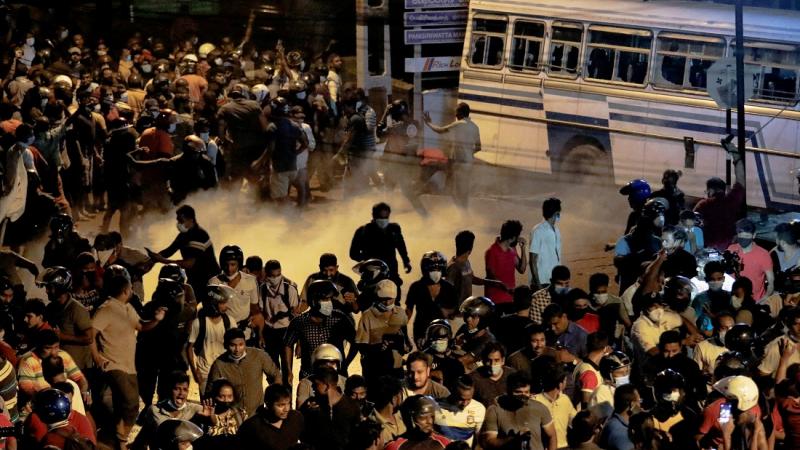 أعلن الرئيس السريلانكي حالة الطوارئ غداة محاولة مئات المتظاهرين اقتحام منزله للاحتجاج على نقص الغذاء والوقود والأدوية - رويترز