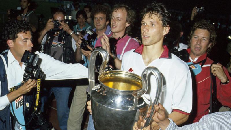 فان باستن وكأس دوري أبطال اوروبا مع ميلان عام 1990 