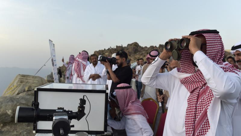السعوديون ينظرون إلى السماء لاكتشاف هلال شهر رمضان (غيتي)