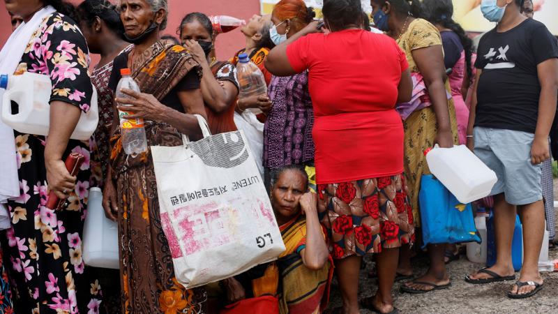 تعيش سريلانكا على وقع أزمة سياسية واقتصادية تزداد قساوة يومًا بعد آخر - رويترز