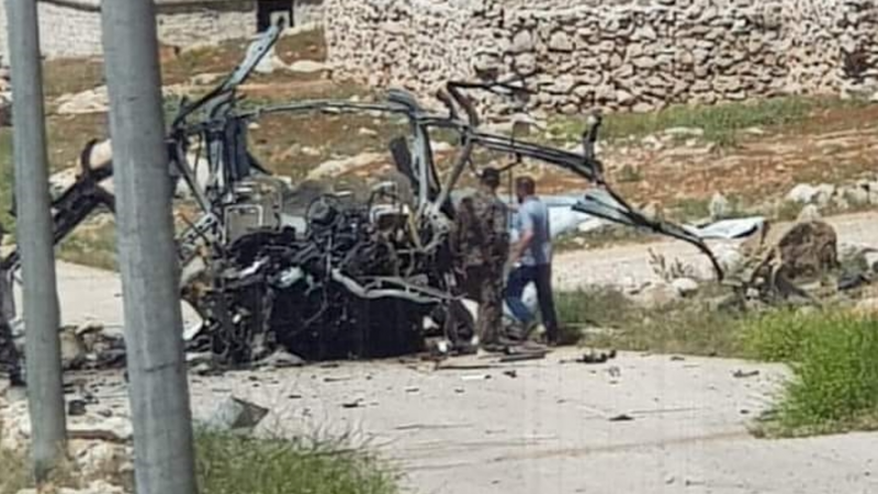 صورة متداولة على مواقع التواصل الاجتماعي لحافلة مدمرة كانت تقل عناصر قوات النظام - تويتر