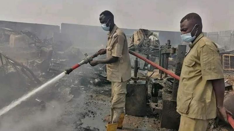 رجال الإطفاء في السودان عند اللحظات الأخيرة قبل إخماد النيران - تويتر