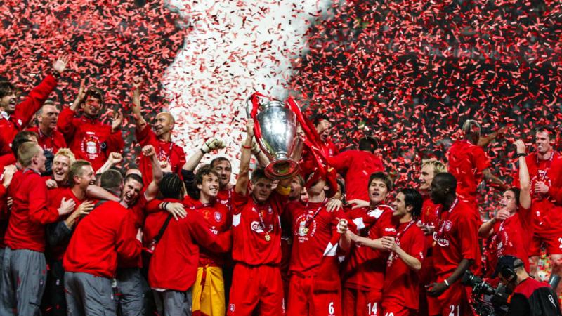 كأس دوري أبطال أوروبا بيد القائد جيرارد ولاعبي ليفربول - غيتي