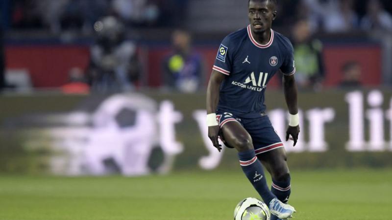 حملة تضامن واسعة مع لاعب نادي باريس سان جيرمان السنغالي إدريسا غاي بعد جدل حول "دعم المثلية" - غيتي