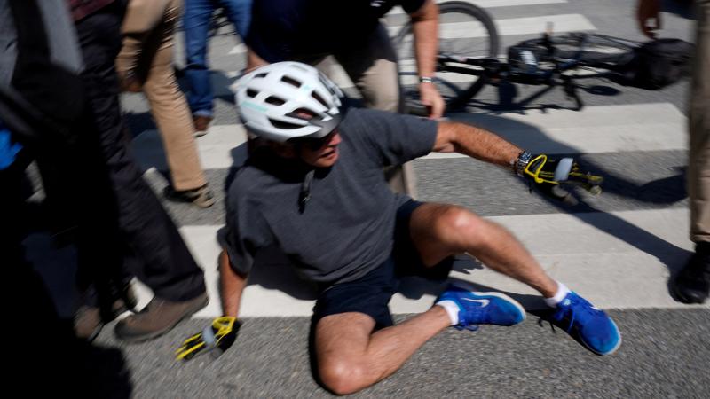 سقوط الرئيس الأميركي عن دراجته الهوائية - رويترز