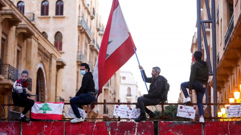 أغرقت أزمات لبنان المتلاحقة شرائح واسعة من اللبنانيين في فقر مدقع - رويترز